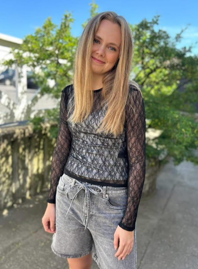 AWTESSY Top - Black